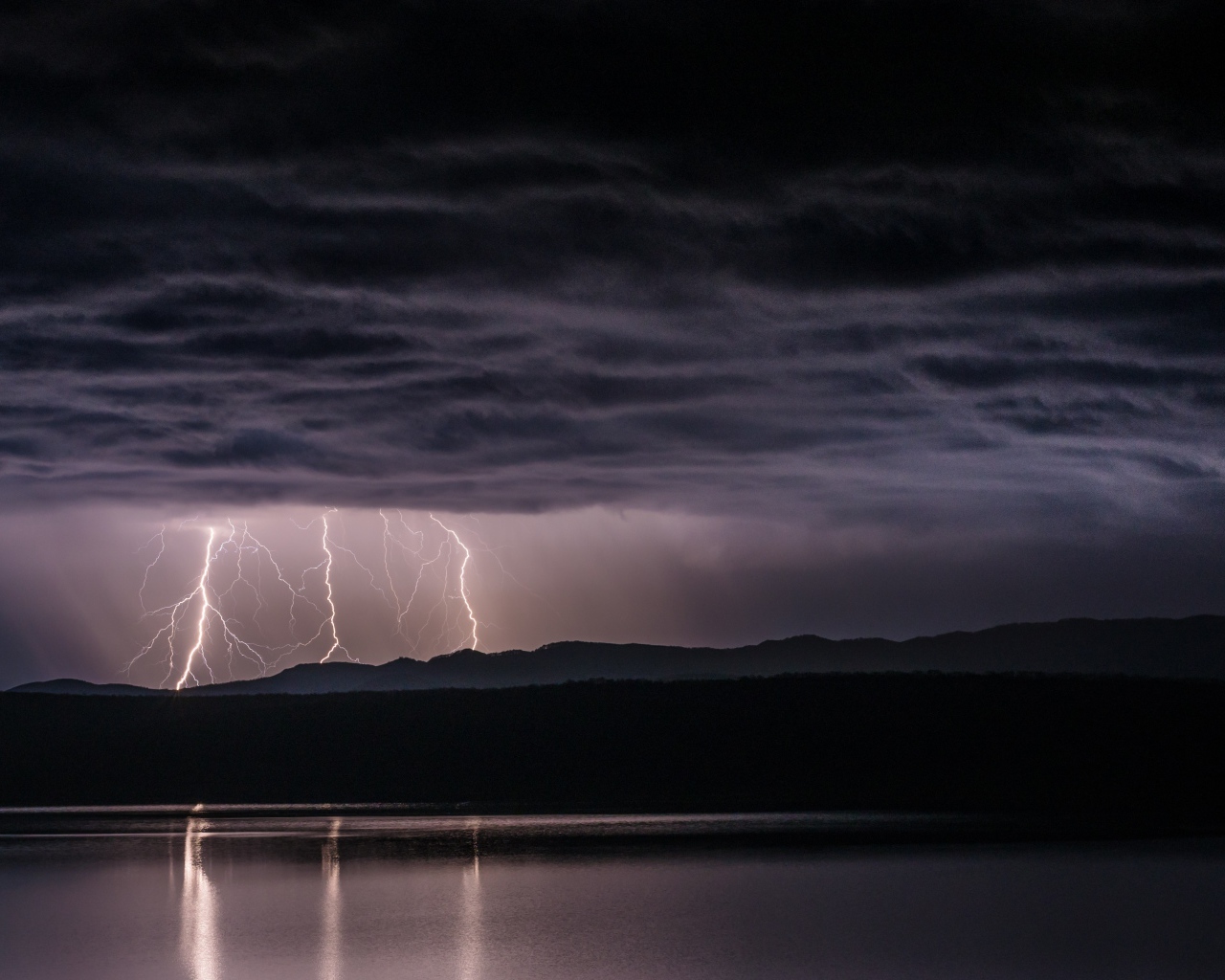 Яркая молния в штормовом небе 