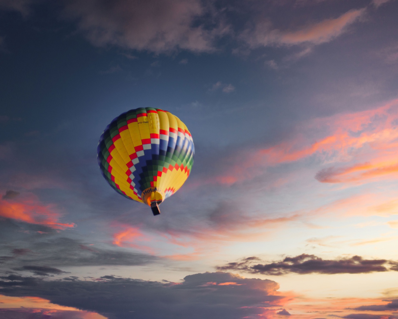 Разноцветный воздушный шар в небе 