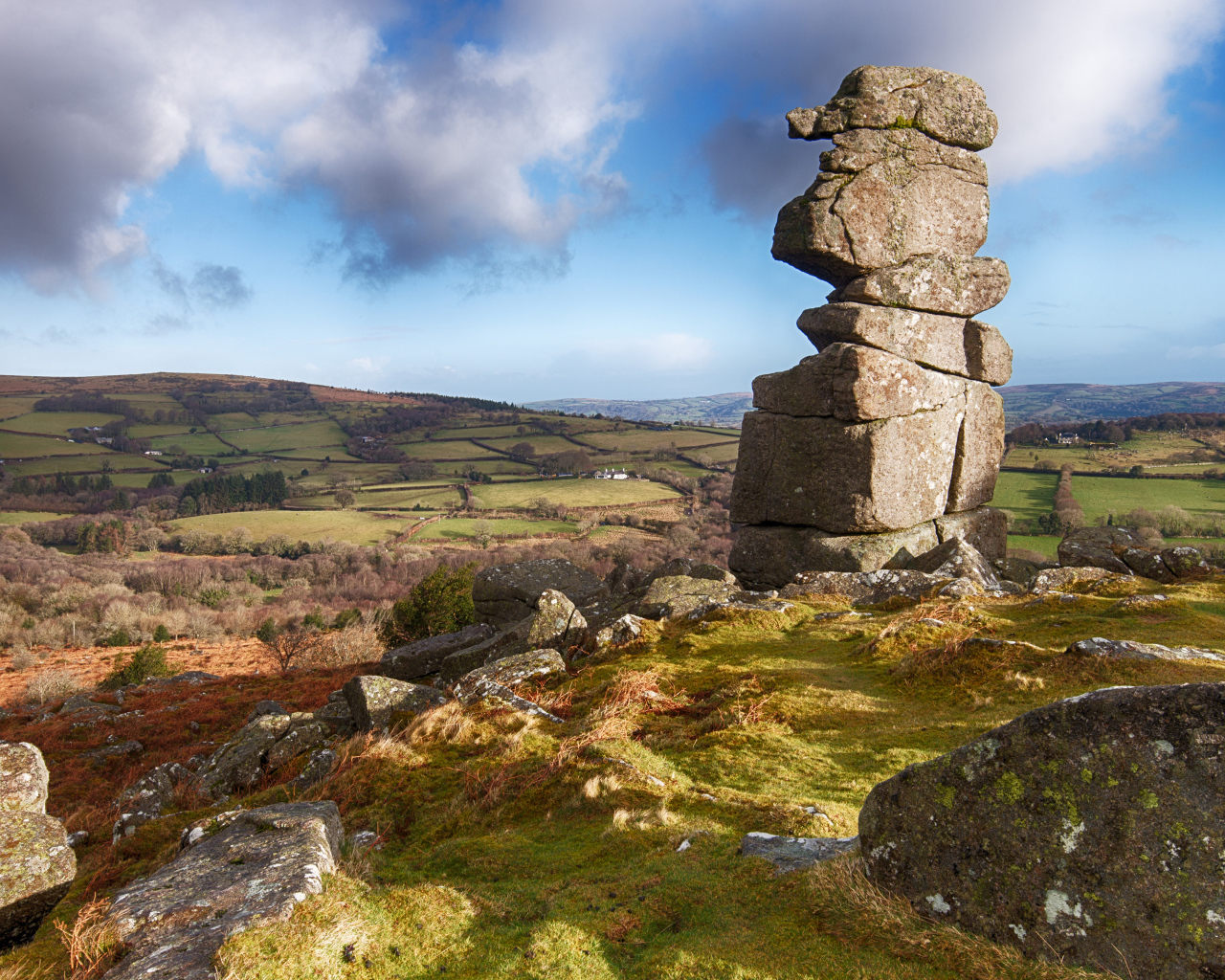 Каменный монумент на вершине холма