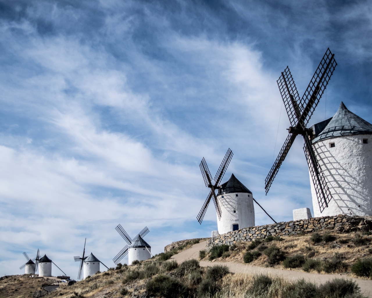 Много ветряных мельниц под голубым небом 