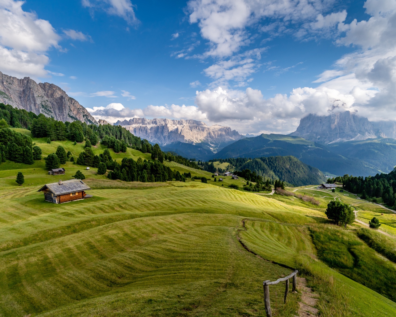Красивый вид на зеленые холмы на фоне гор 