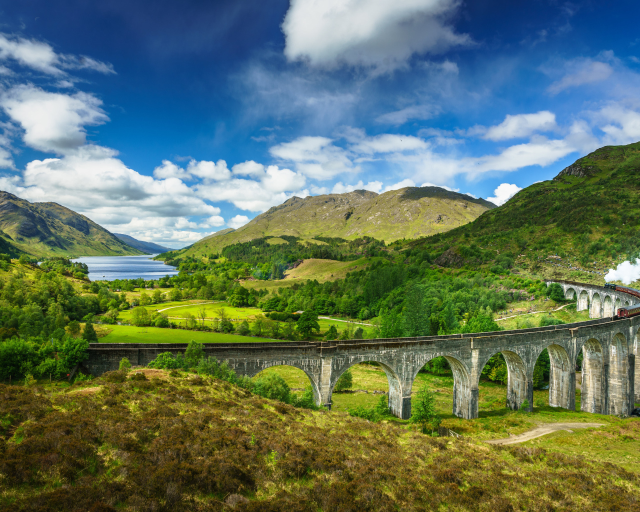 Старый железнодорожный мост акведук под голубым небом 