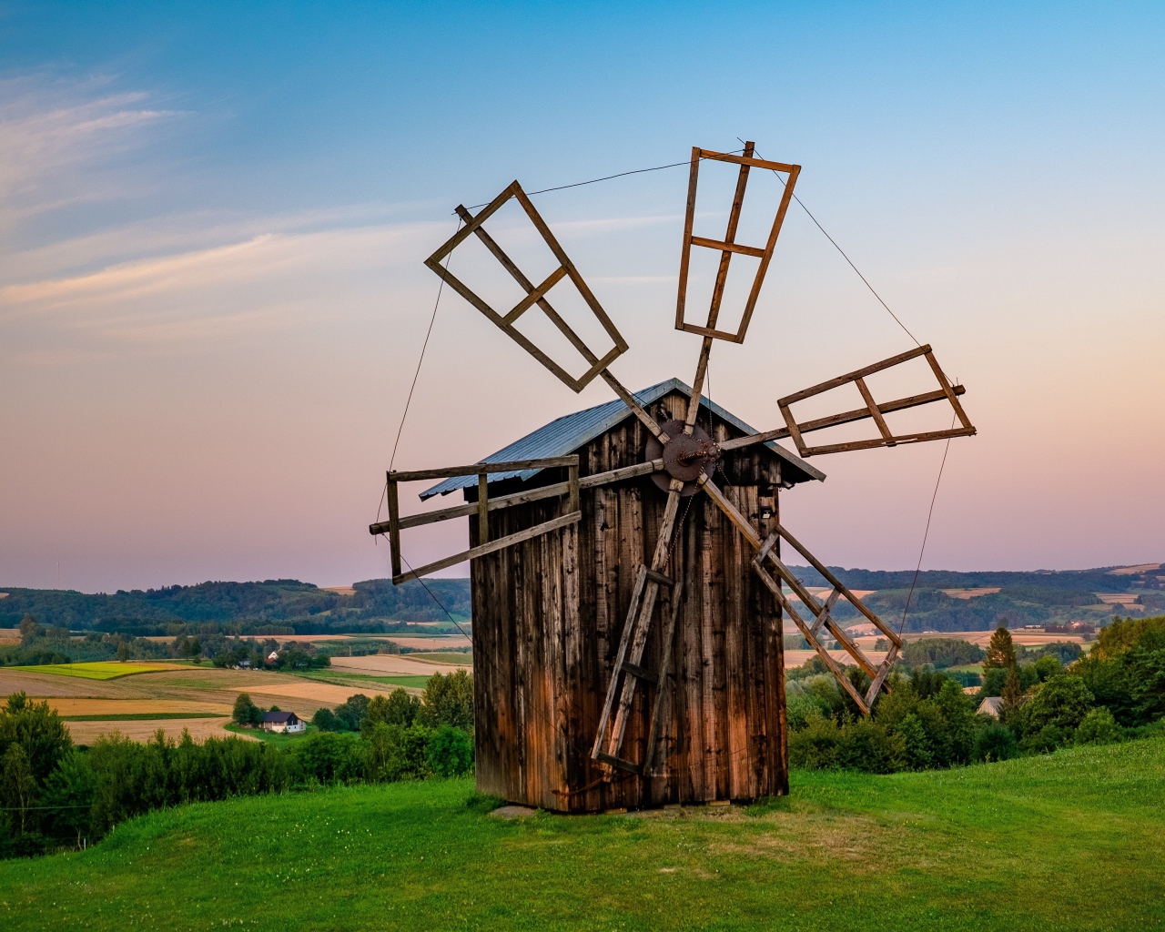 Старая мельница на зеленом холме
