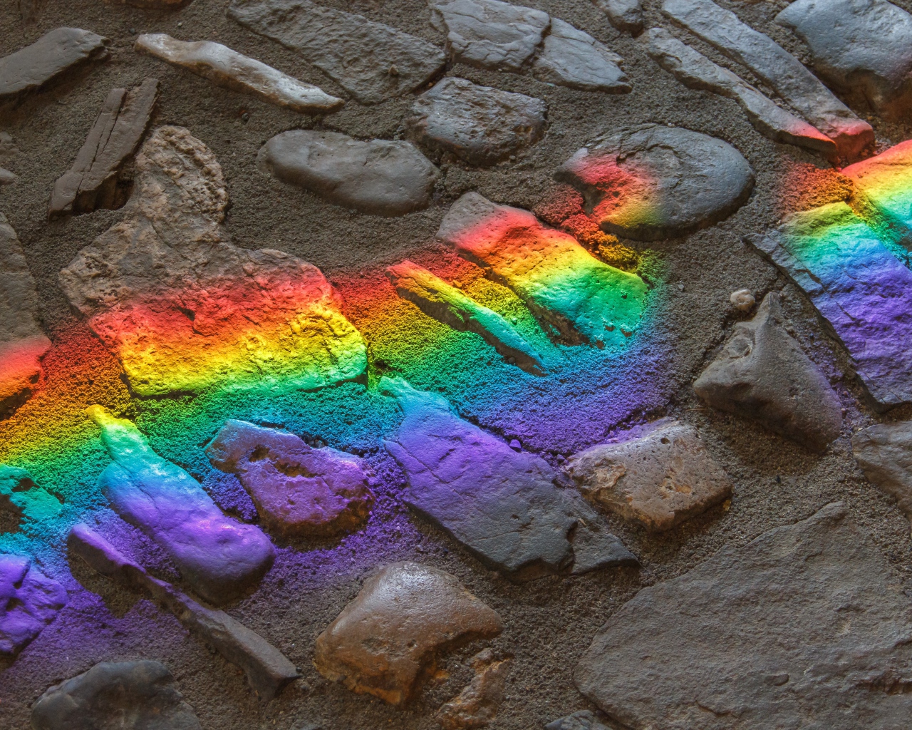 Радужный рисунок на каменной брусчатке 