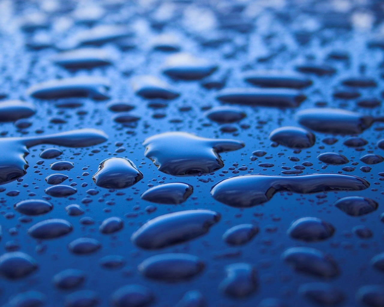 Капли дождя на черном поверхности 