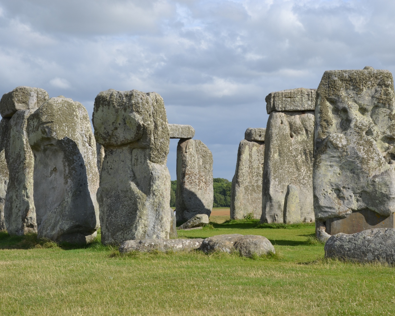 Каменное сооружение  стоунхендж под небом с облаками 