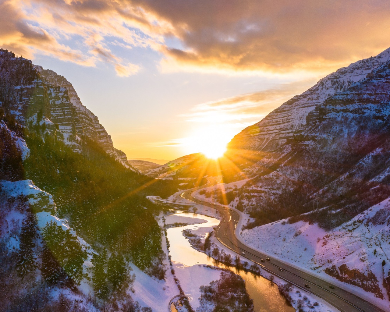 Дорога в каньоне между гор в лучах яркого солнца
