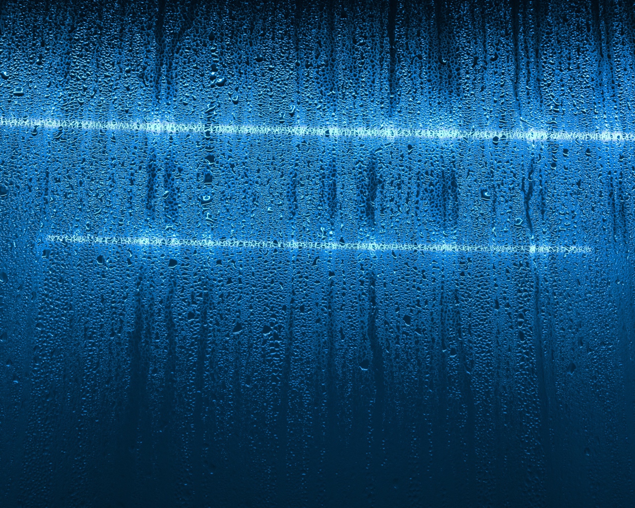 Мокрая голубая стена с белыми линиями