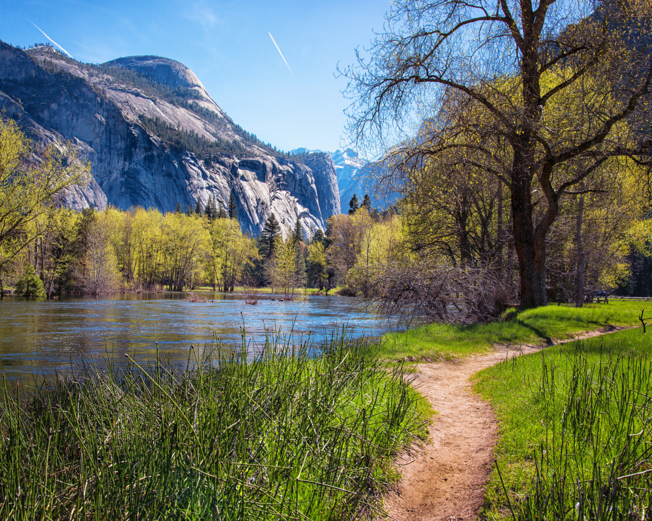 Тропинка у озера у подножия гор в парке