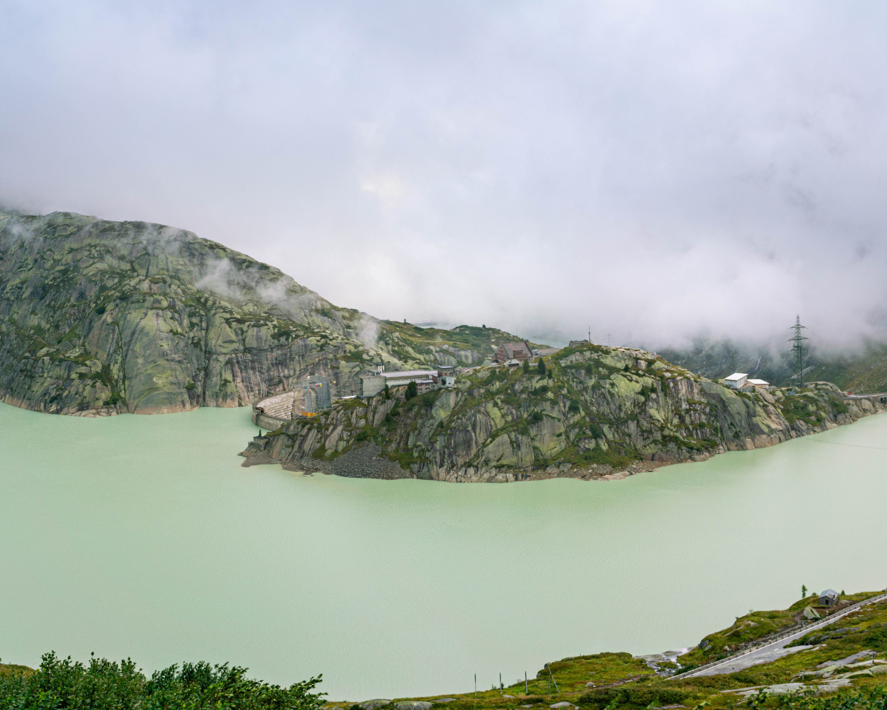 Залив в горах туманным утром,Швейцария
