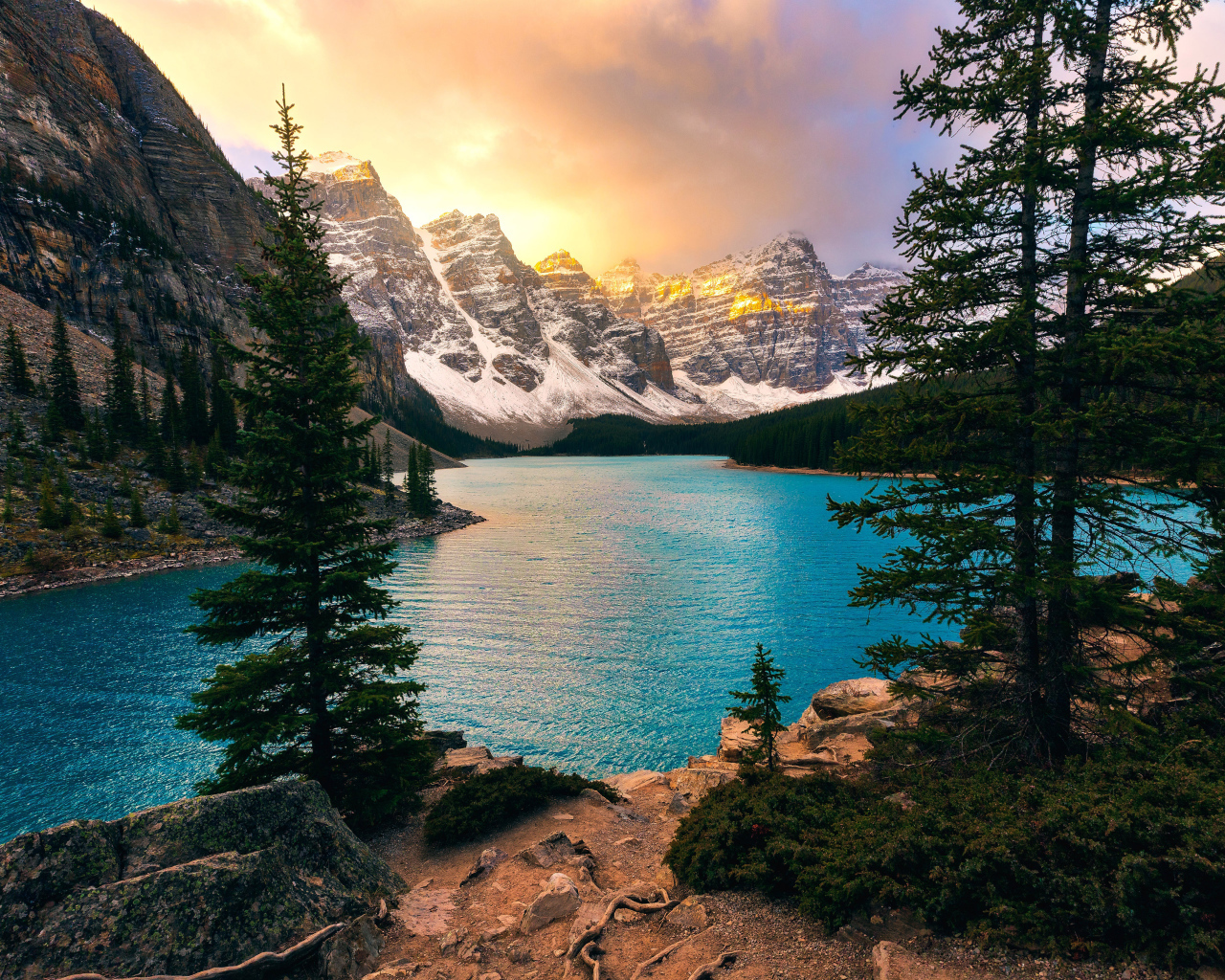 Красивая голубая вода озера Морейн в горах,  Канада