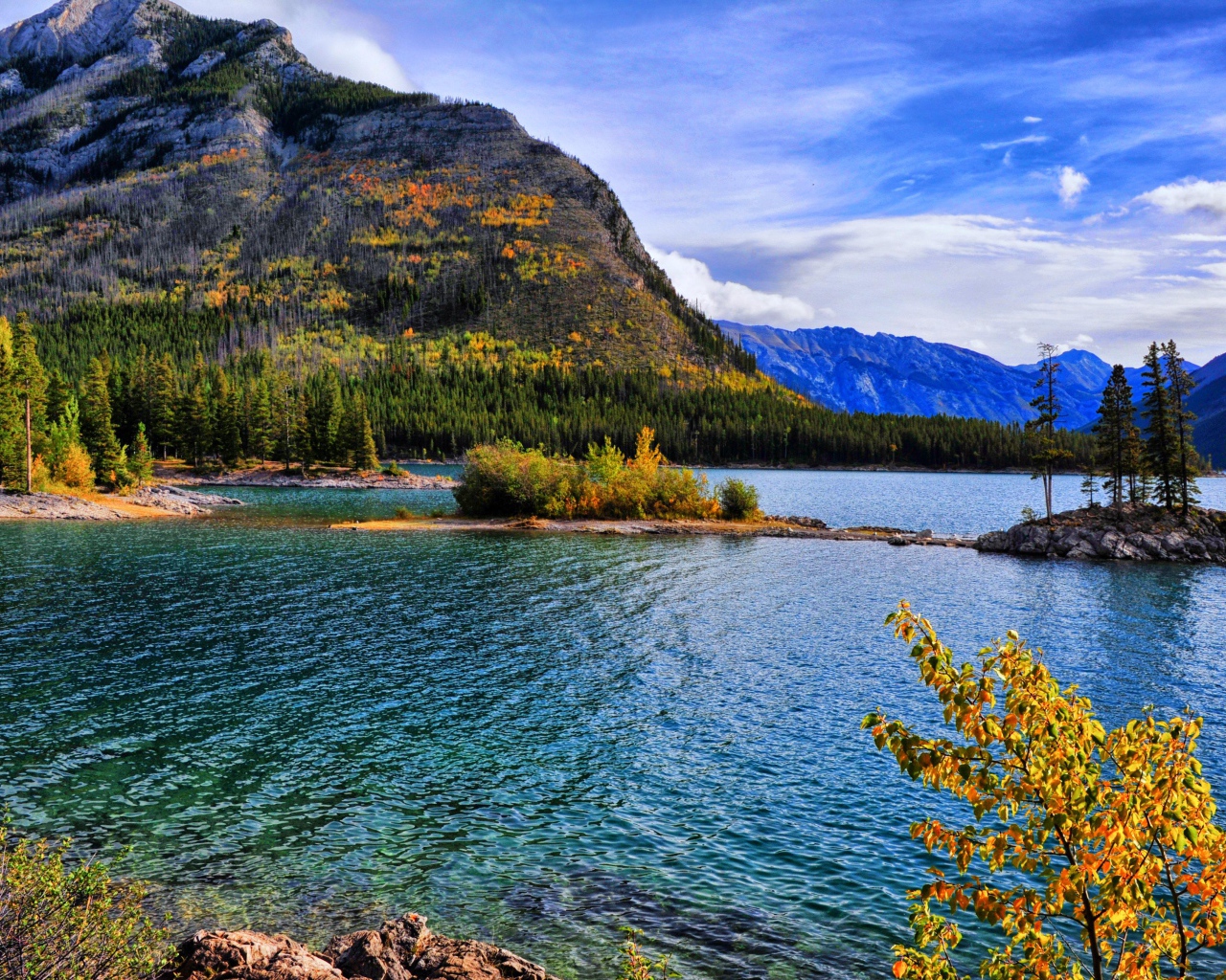 Красивая горная природа под голубым небом у озера