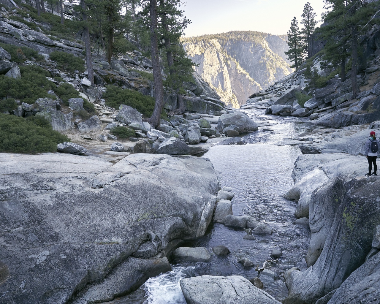 Красивая горная река с каменными берегами