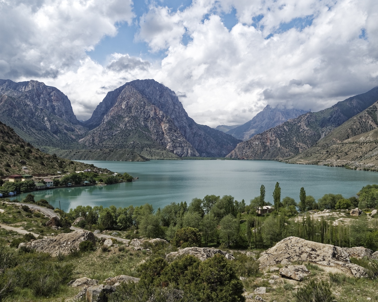 Красивый вид на озеро у гор под небом с белыми облаками