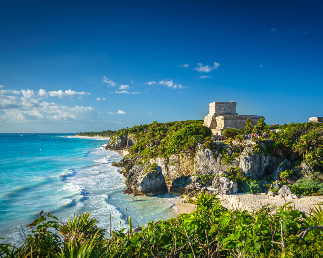 Голубая вода океана на скалистом побережье Мехико 