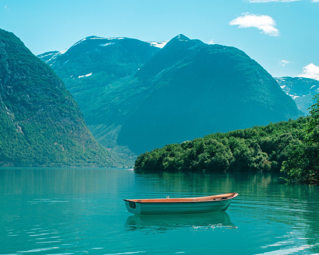 Лодка в воде озера в горах 