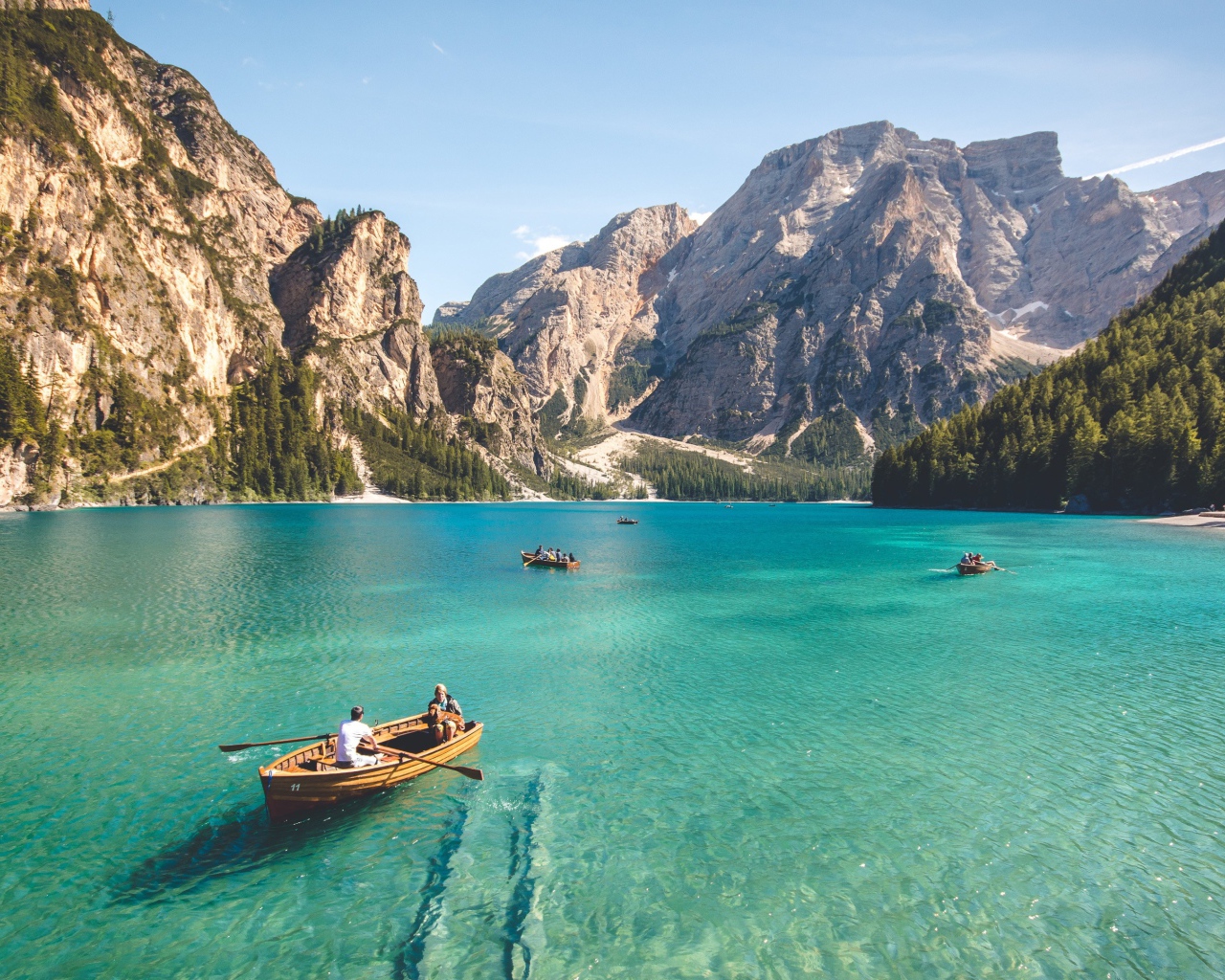 Лодки в голубой воде залива в горах 