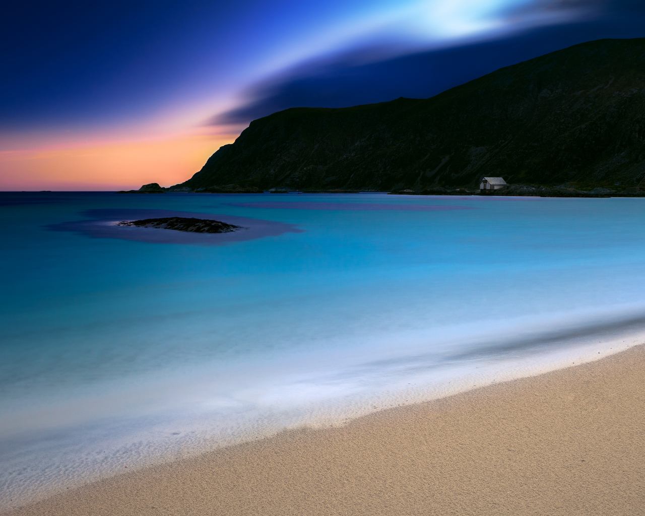 Спокойный океан под голубым небом вечером