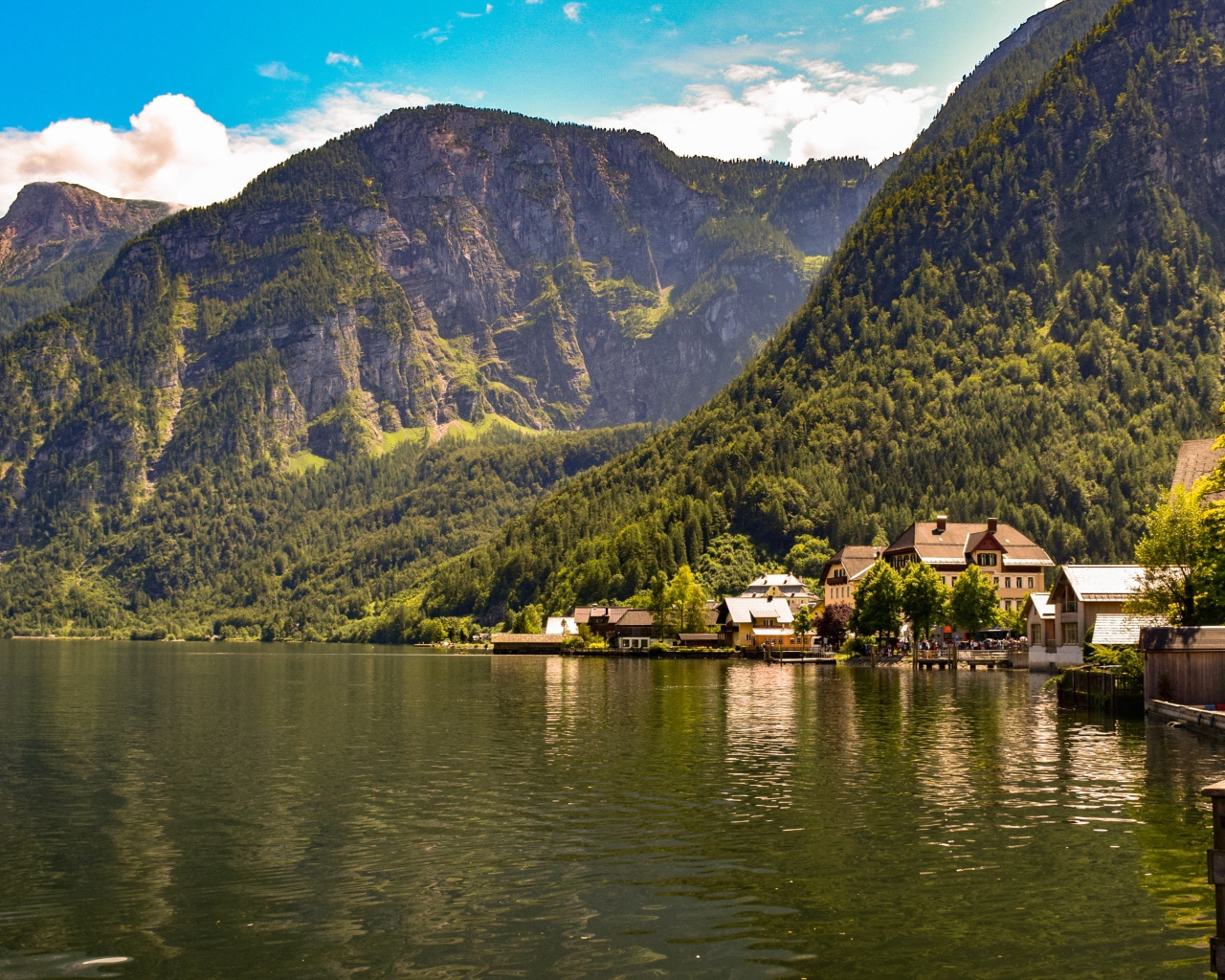 Дома на берегу спокойного горного озера летом