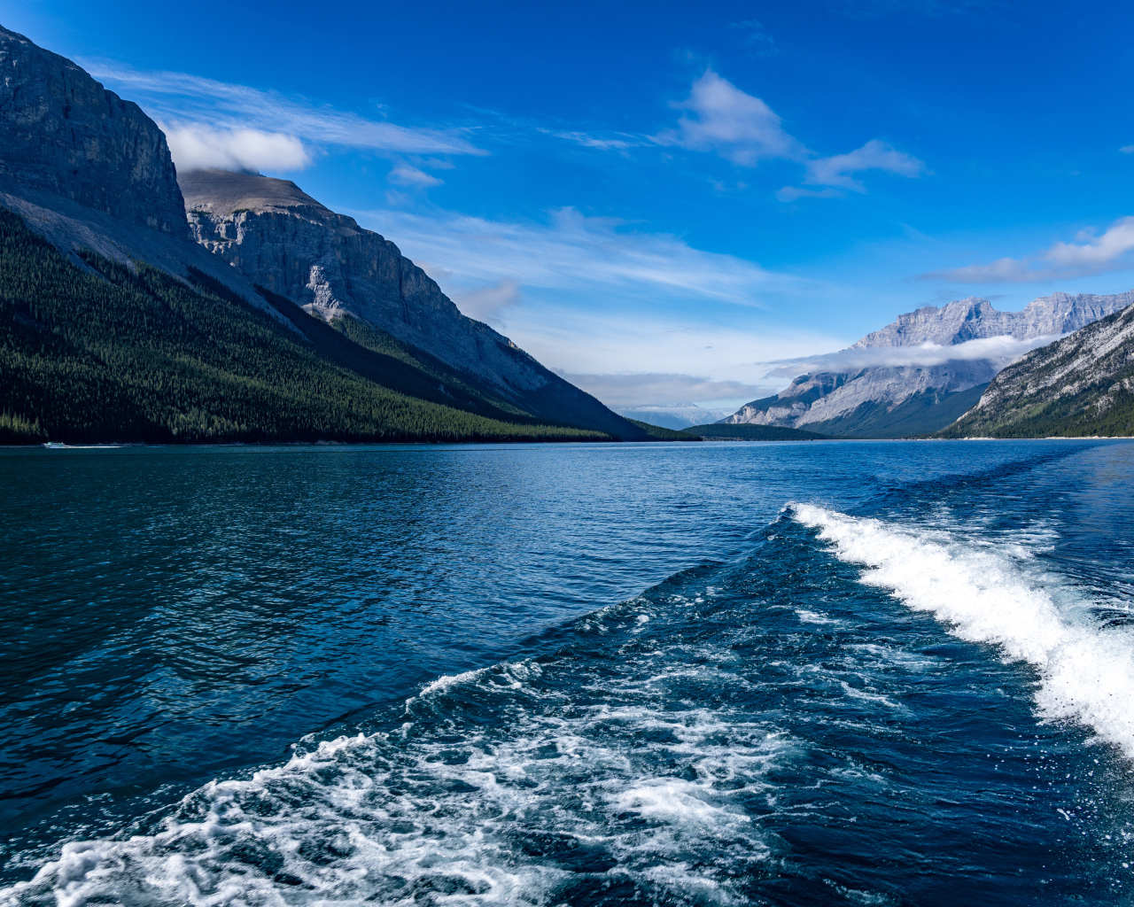 Озеро Минневанка на фоне гор под голубым небом, Канада