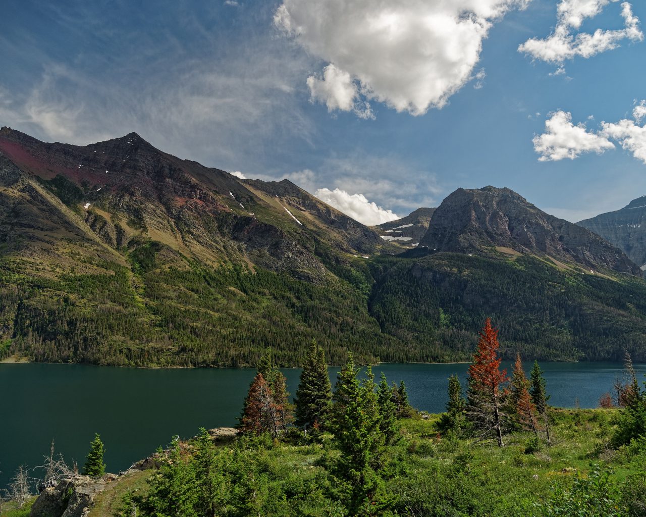 Озеро в живописном парке у гор, США