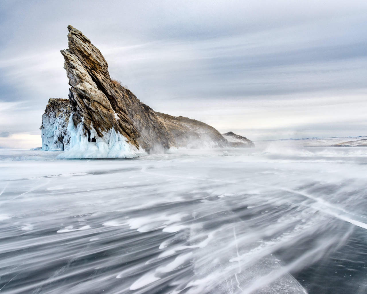 Гора в заледеневшем озере Байкал 