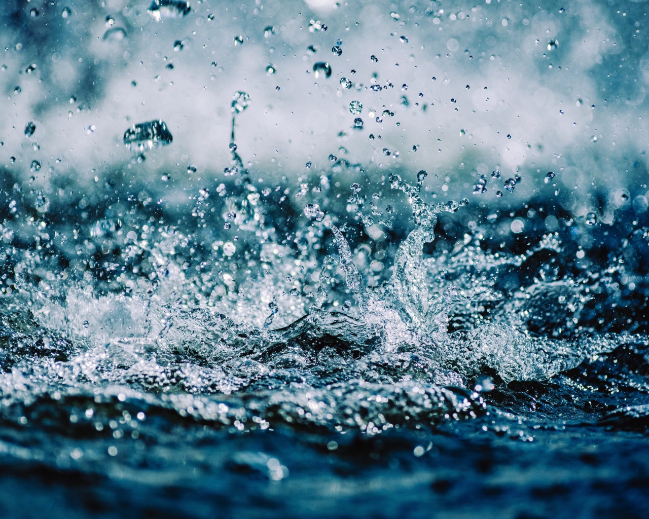 Брызги в чистой воде 
