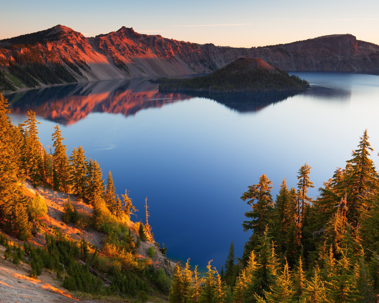 Небо отражается в горном озере в лучах солнца