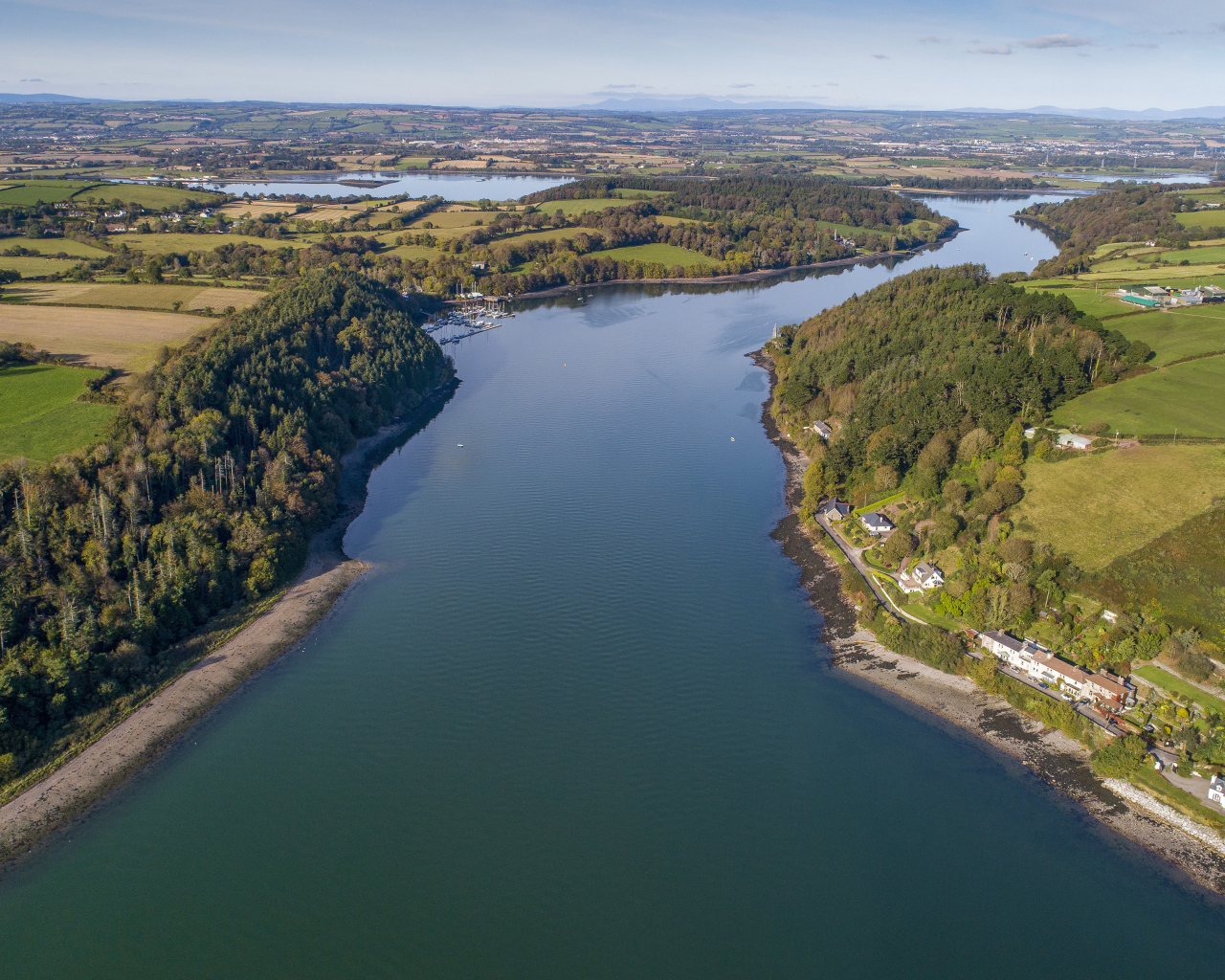 Вид с высоты на широкую реку 