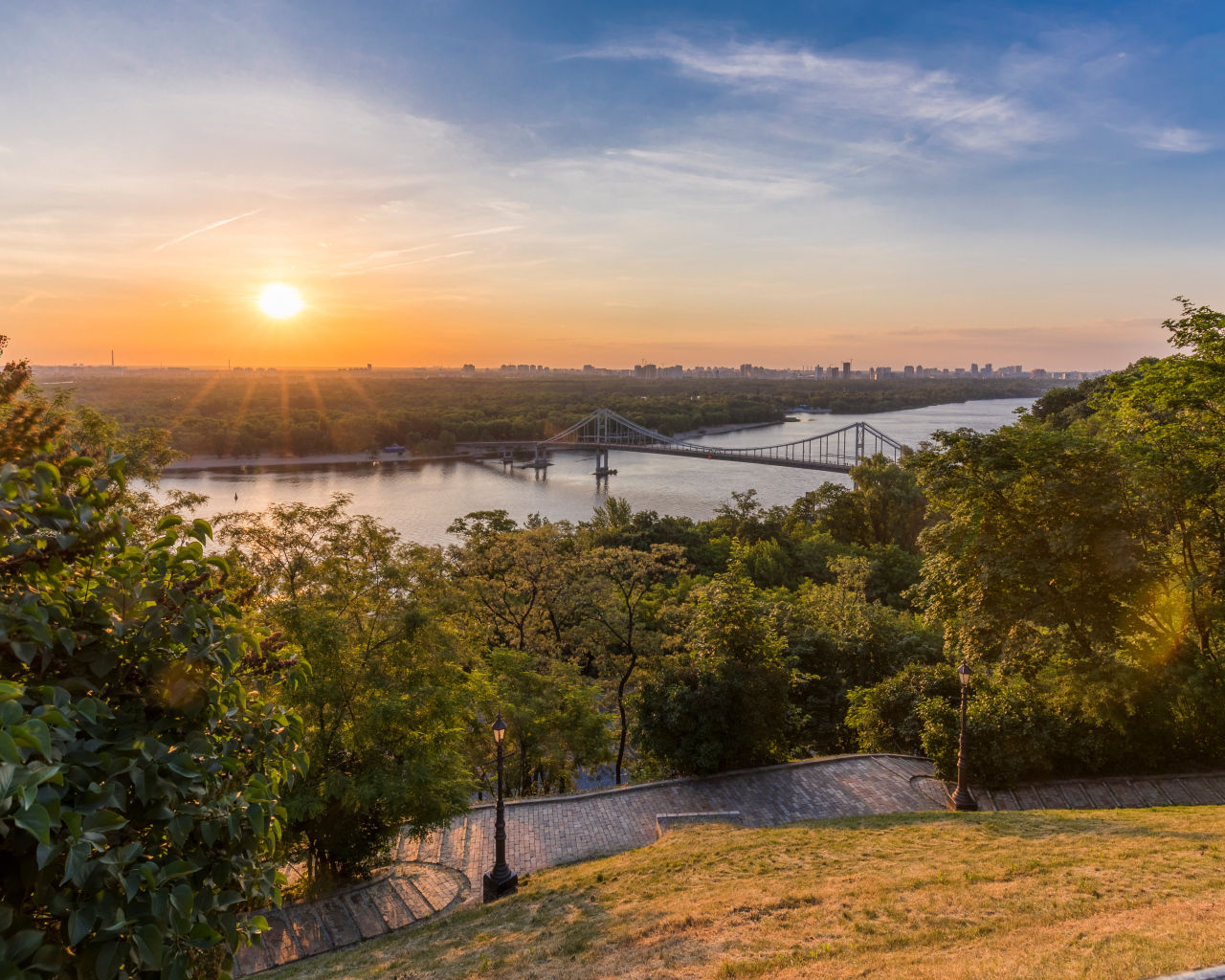 Вид на восход солнца над рекой Днепр в парке