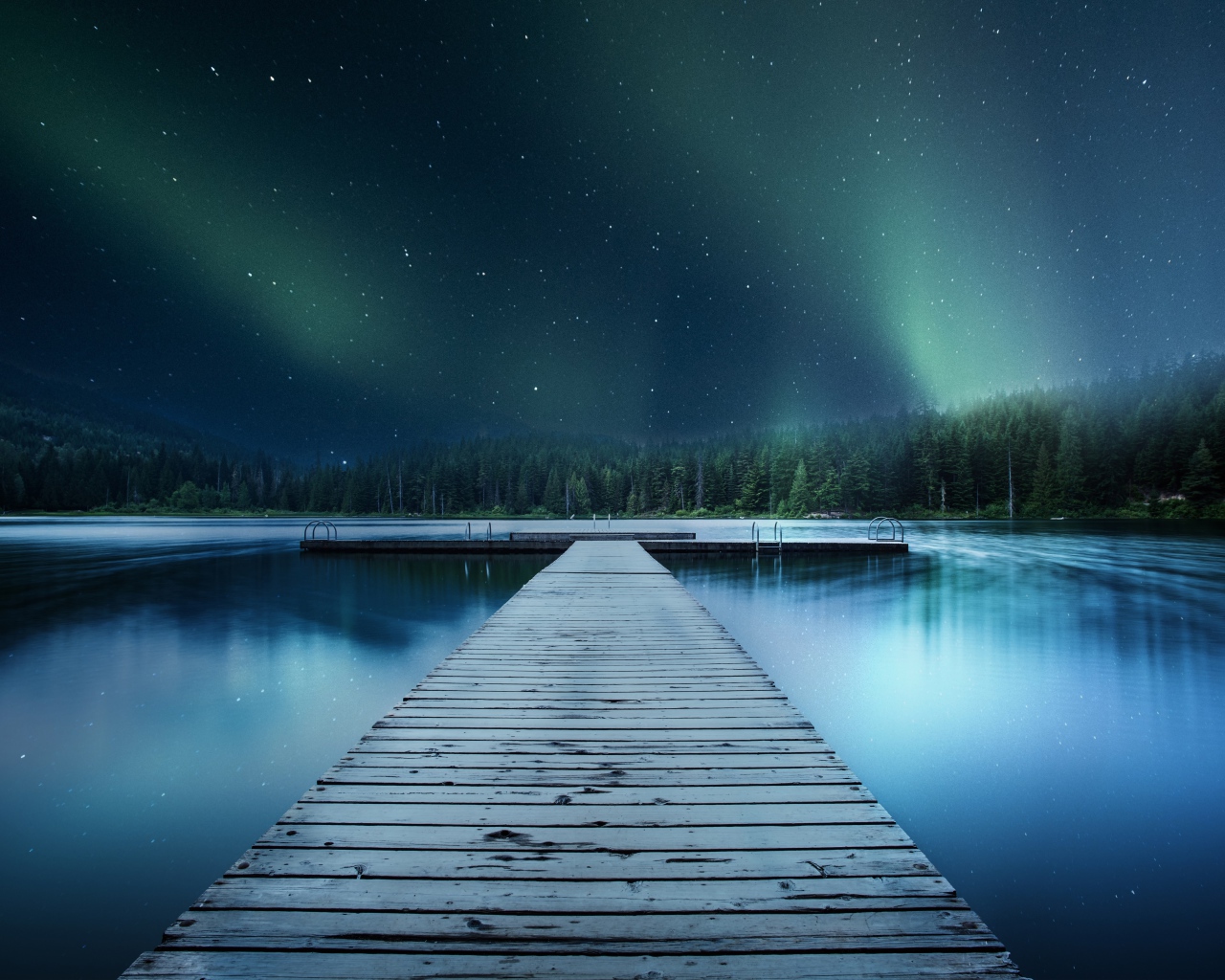 Деревянный мост на озере под красивым ночным небом