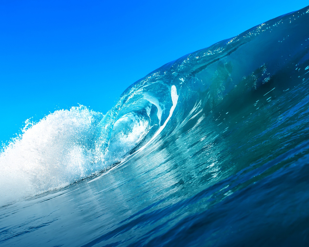 Красивая голубая волна в океане 