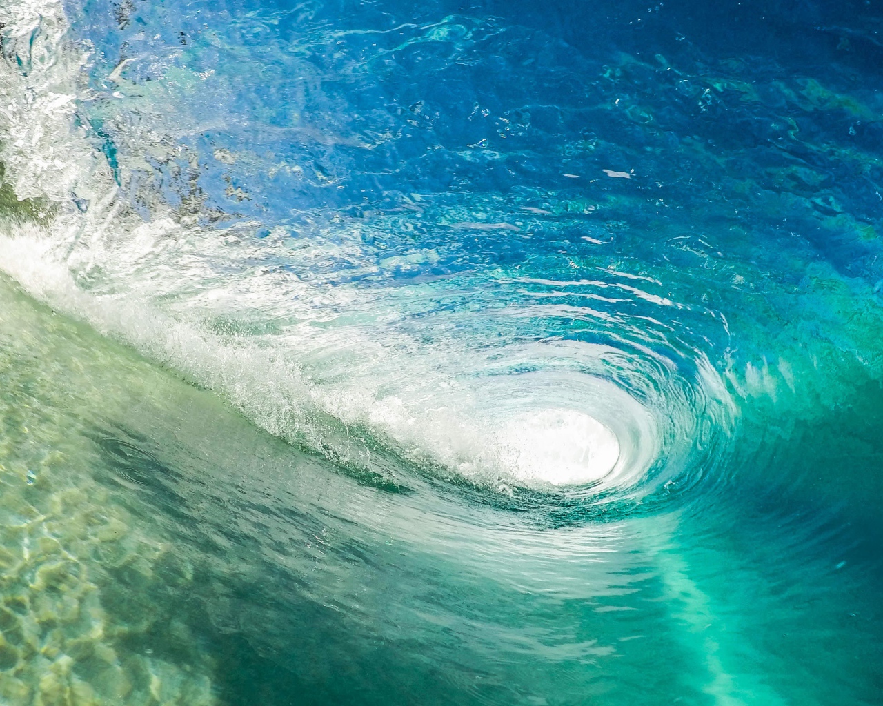 Большая волна для серфинга в голубом океане