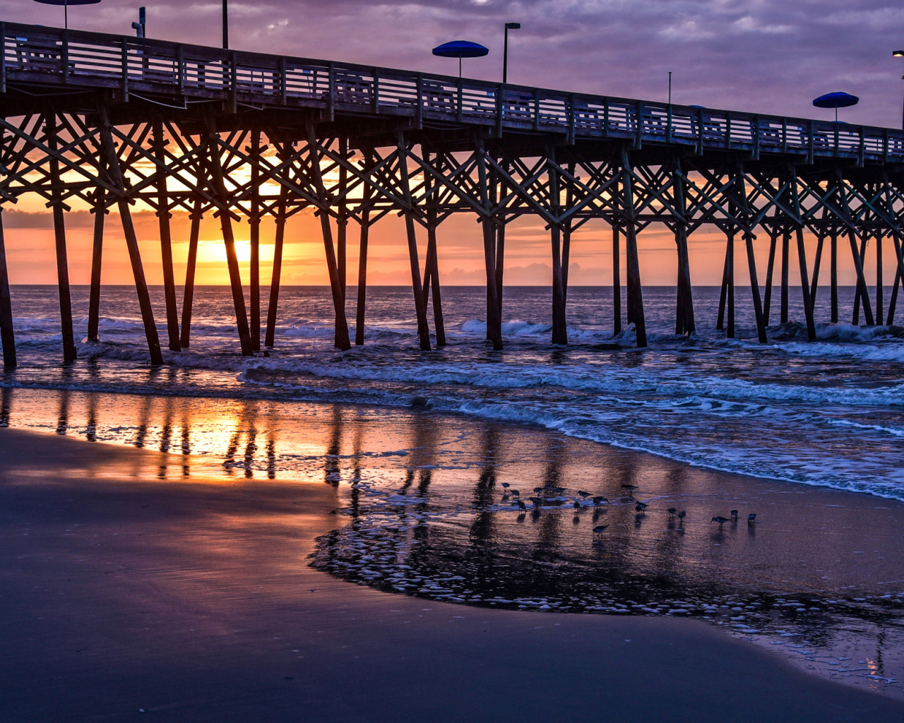 Кафе на мосту у моря на закате 