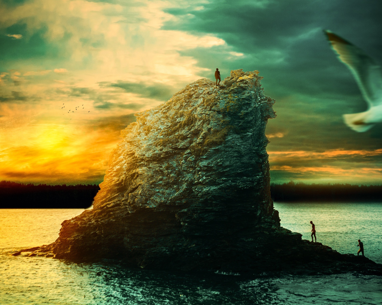 Скала в море на закате солнца