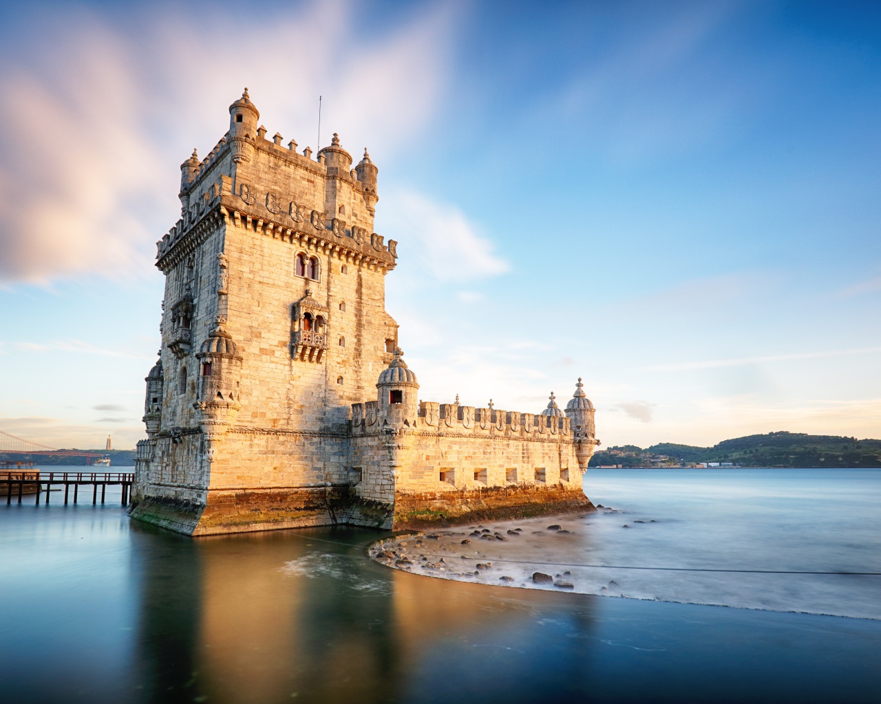 Крепость в море под голубым небом 