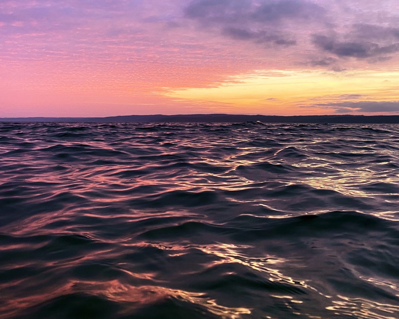 Розовый закат солнца над спокойным море