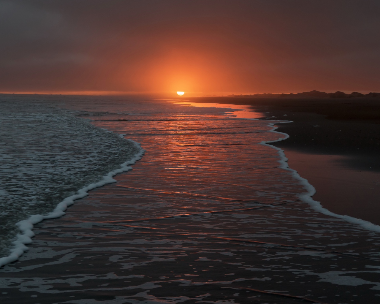 Тихие волны на берегу моря на закате