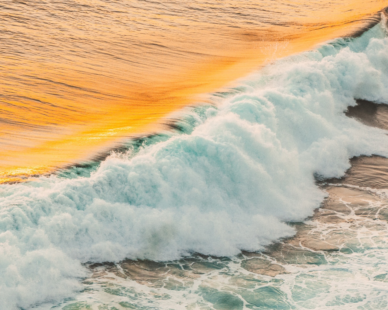 Бушующая белая пена на берегу океана 