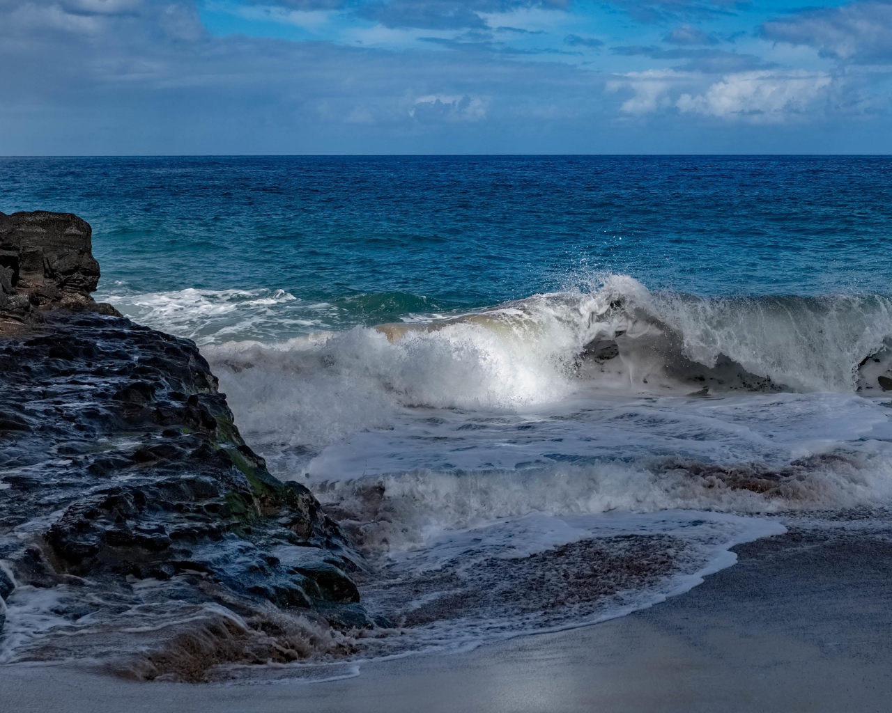 Бушующие белые волны в море у скал 