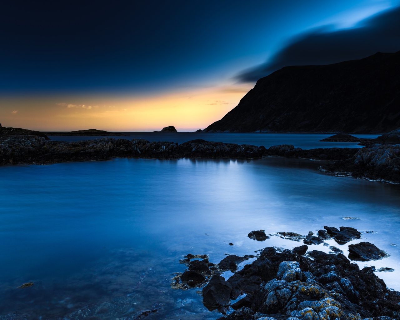 Скалистые берега в заливе океана 