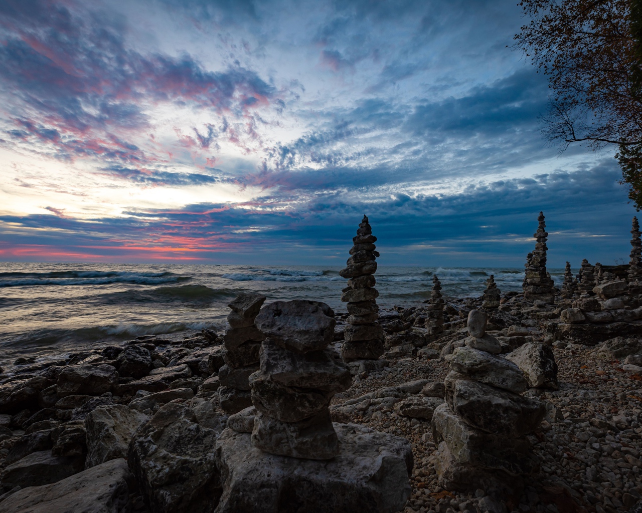Скульптуры из камней на берегу моря 