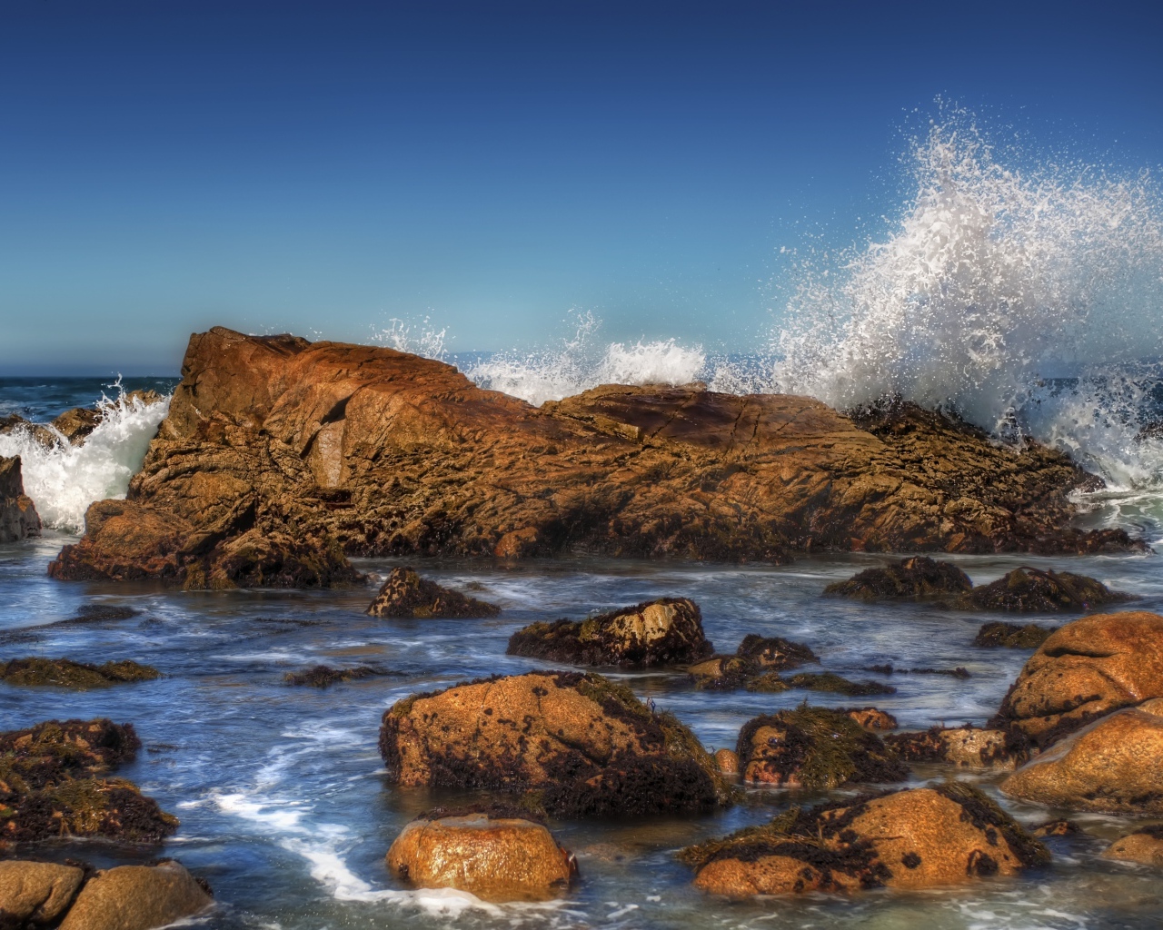 Бурные морские волны бьются об камни 