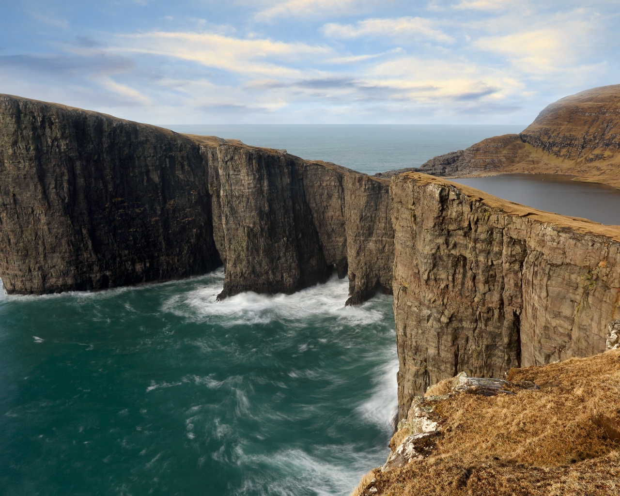 Река стекает в море по береговой линии 