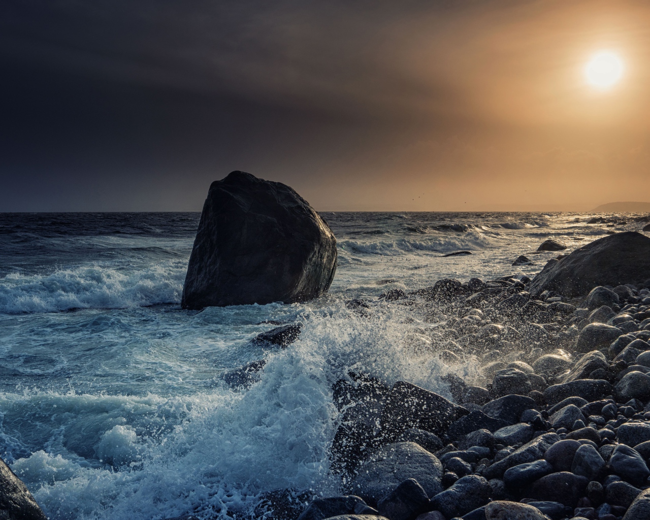 Волны бьются об камни на берегу океана 