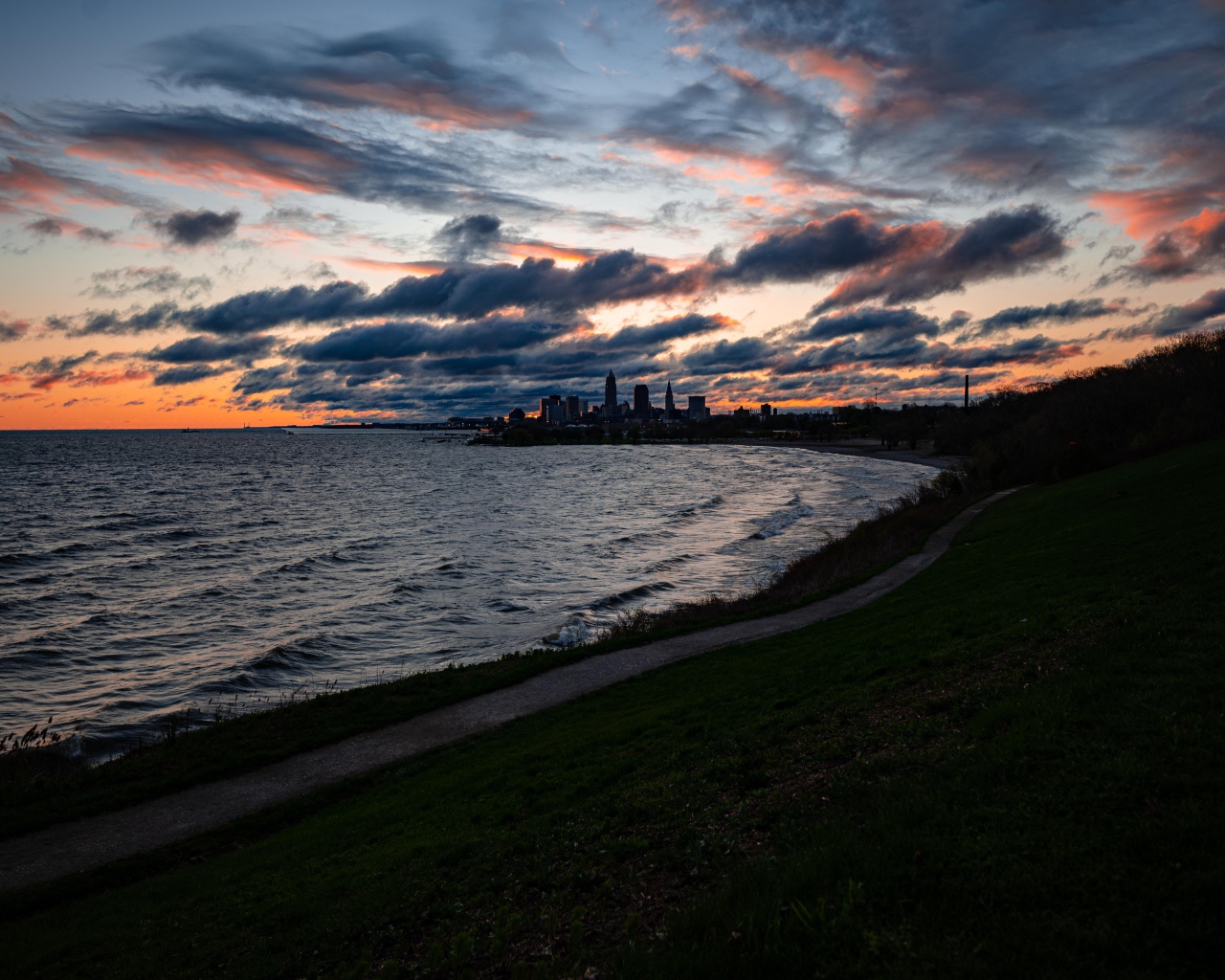 Грозовые облака низко над морем