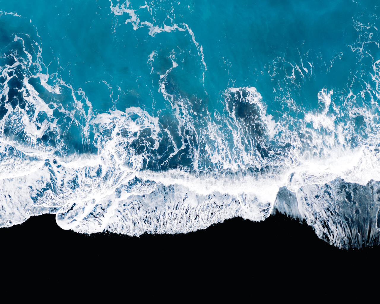 Вид сверху на голубой океан 