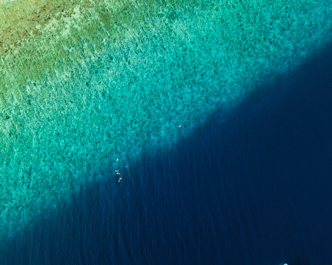 Вид сверху на спокойное голубое море 