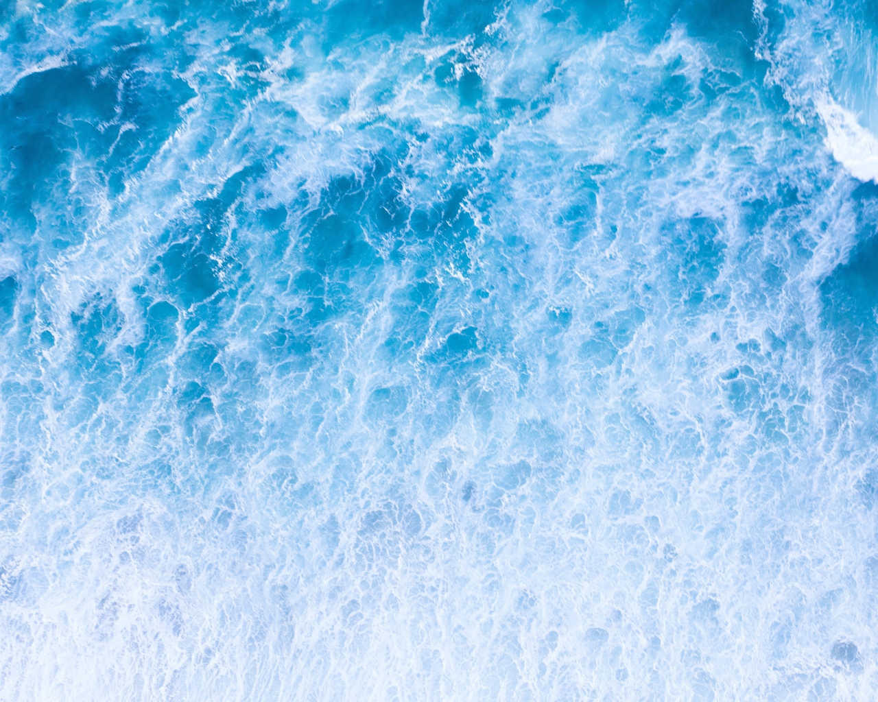 Вид сверху на белые бушующие морские волны 