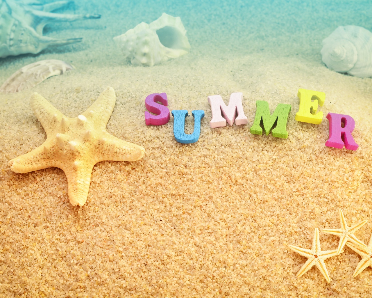 Английская надпись summer на песке с морской звездой 